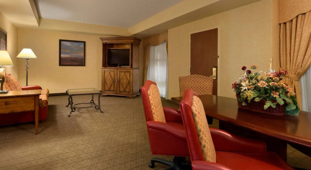 Двухместный люкс Embassy Suites by Hilton Albuquerque