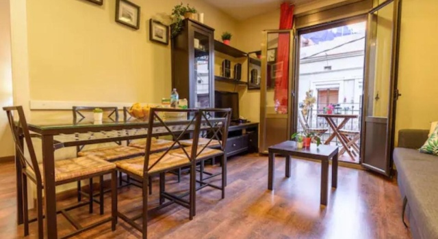 RamblasRentals Cozy Renovated 2BR with Balcony Lift 20M Rambla - Parking - Wifi, Забронировать Отель Отели Барселоны с парковкой, Парковка