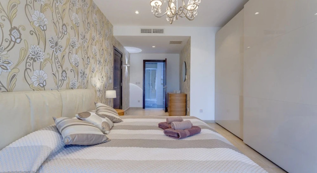 Luxury Seafront Oasis in Central Sliema with Pool, Reservar Apartamento Sliema Malta