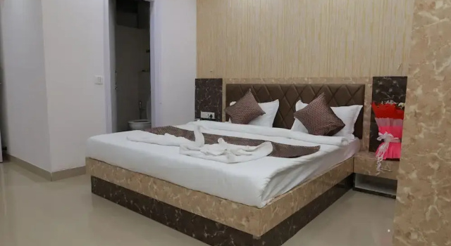 Sairaah Golden Suites, Shirdi, Забронировать Отель Отели Ширди с парковкой, Парковка