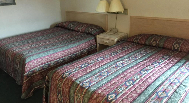 Motel Three, Забронировать Мотель Стратмор Southern Alberta