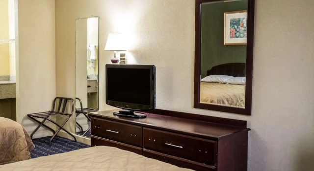 Четырёхместный номер Standard Rodeway Inn & Suites Plymouth Hwy 64