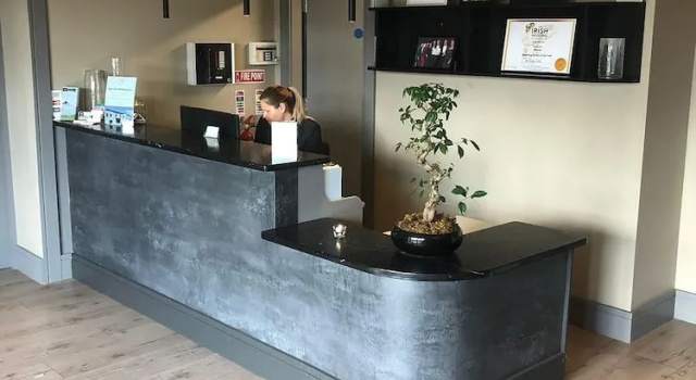 The Village Hotel, Bar and Restaurant, Забронировать Отель Беттистаун Мит