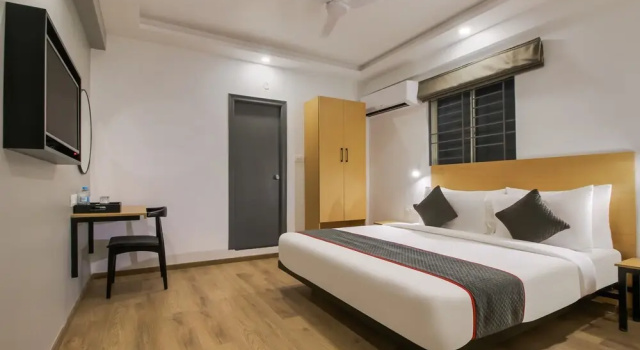 OYO Townhouse 180 Sant Regency
