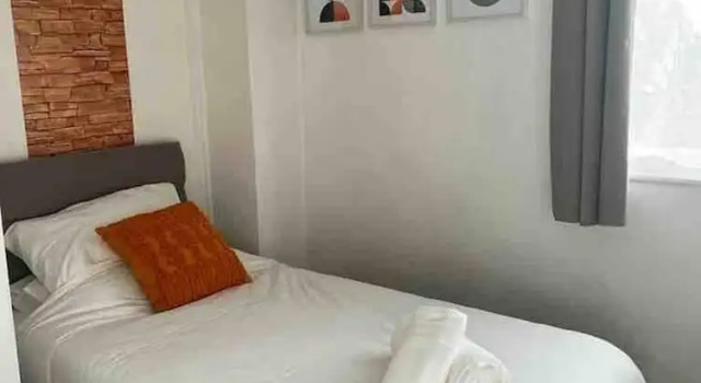 Spacious 3-bed House in Swindon, Забронировать Отель Отели Уилтшир с парковкой, Парковка