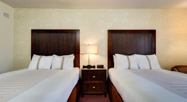 Двухместный номер Standard с видом на бассейн Fireside Inn and Suites