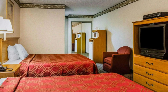 Четырёхместный номер Standard Econo Lodge Villa Rica