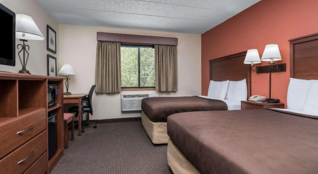 Четырёхместный номер Standard AmericInn by Wyndham Tofte Near Lake Superior