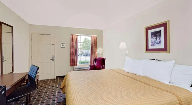 Номер Standard Days Inn by Wyndham Spartanburg