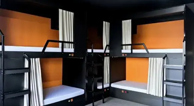 Кровать в общем номере (мужской номер) Side Rainbow Hostel