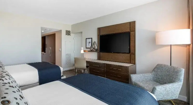 Четырёхместный номер Premier Omni Frisco at The Star