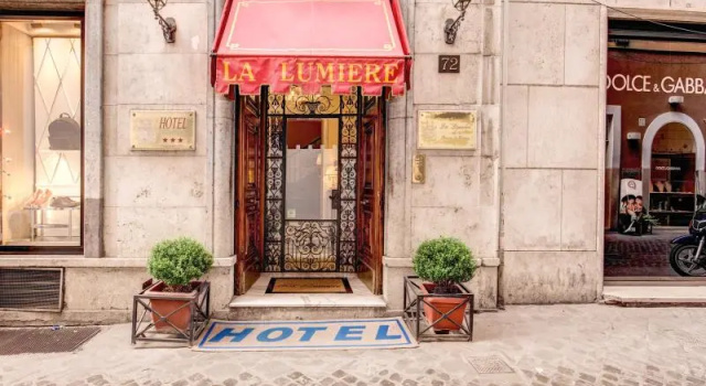 Кровать в общем номере Hotel La Lumiere Di Piazza Di Spagna