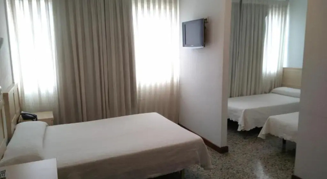 Четырёхместный номер Standard Hotel Cogullada