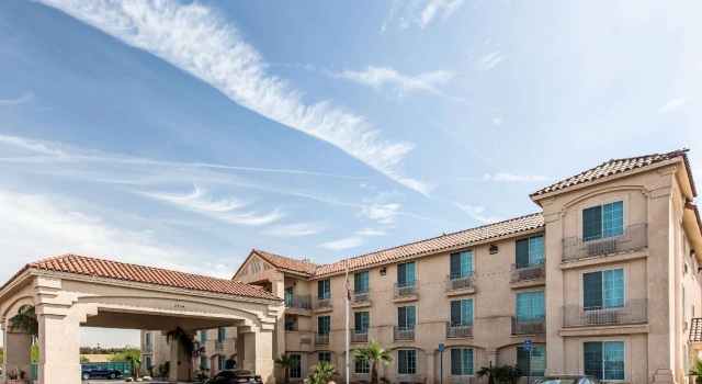 Четырёхместный номер Standard MainStay Suites El Centro I-8