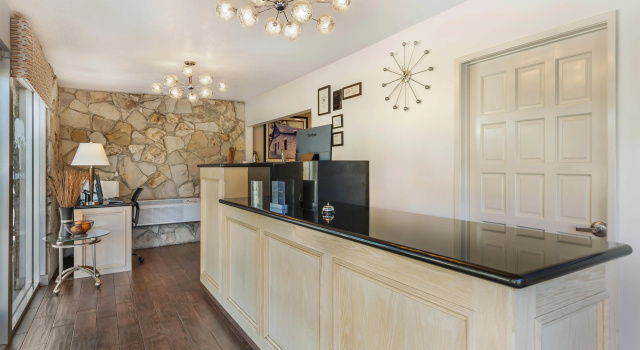 Best Western Pine Tree Motel, Забронировать Мотель Отели округа Ориндж - Disneyland California с парковкой, Парковка