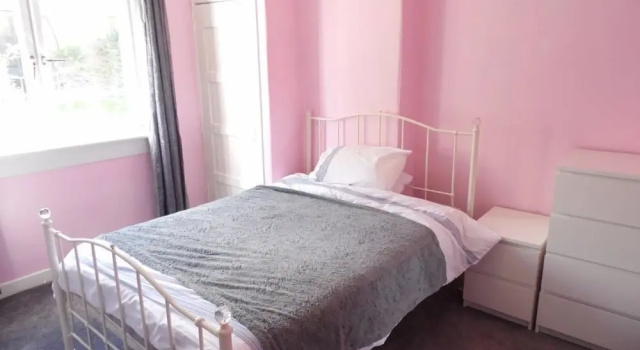 Near GLA Airport - Ideal hub for Paisley & Glasgow, Забронировать Отель Пейсли Стратклайд