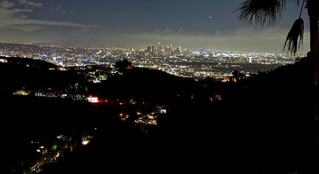 Апартаменты JETLINER VIEWS IN THE HOLLYWOOD HILLs