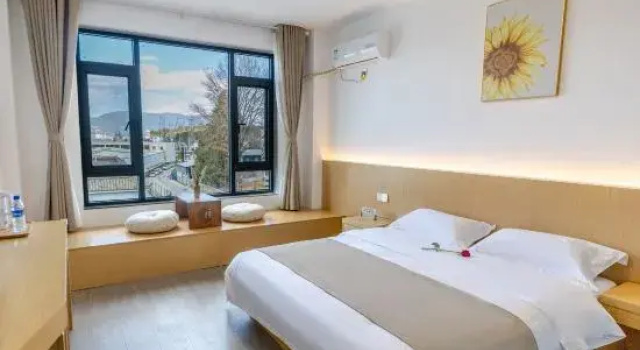 Xinhe Xiaoyuan Homestay (Lijiang High speed Railway Station), Забронировать Отель Отели Лицзян с парковкой, рядом с Lijiang Railway Station, Парковка