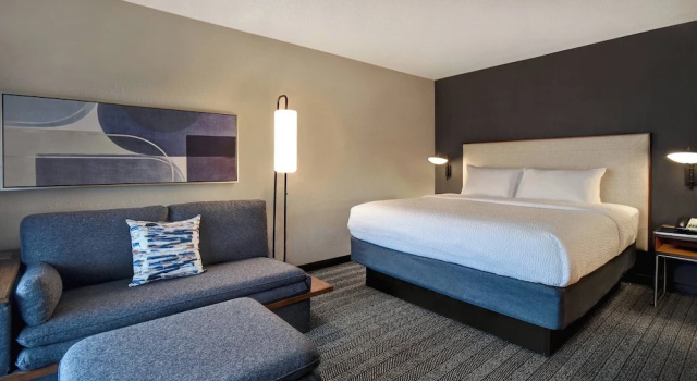 Двухместный номер Standard с балконом Courtyard by Marriott Cincinnati Airport