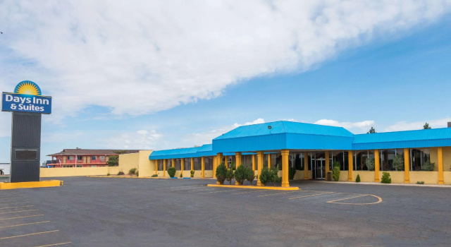 Кровать в общем номере Days Inn & Suites by Wyndham Clovis