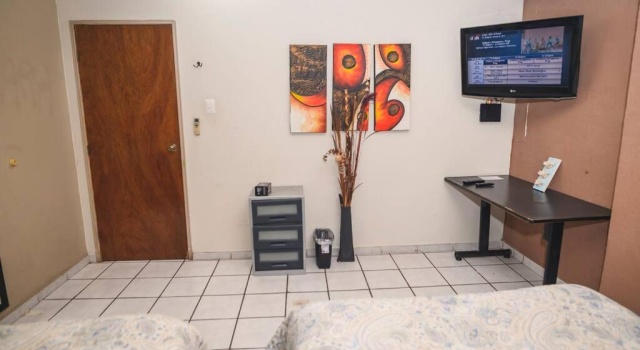 Departamento D centrico 2 camas Tv Ac wifi cocina parking, Забронировать Отель Отели Сьюдад-Вальес с парковкой, Парковка