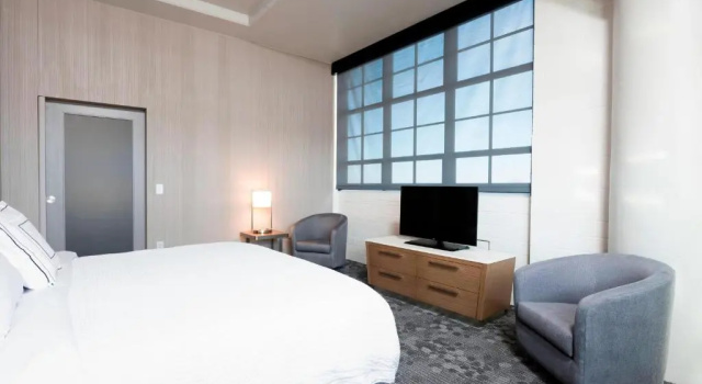 Люкс Deluxe Courtyard by Marriott Waterloo Cedar Falls