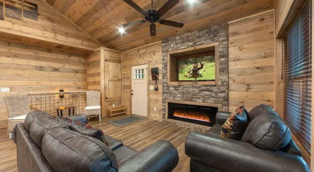 Brand New Freedom Cabin with Large Deck by RedAwning, Забронировать Дом для отпуска Отели Great Smoky Mountains National Park с парковкой, Парковка