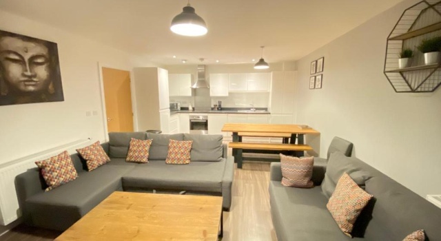 Апартаменты 3 Bedrooms doubles or singles, 2 PARKING SPACES! WIFI & Smart TV's, Balcony