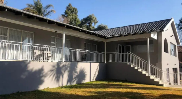 8 on Acacia Guesthouse, Reservar Hotel Hotéis em Gauteng com Piscina, Piscina