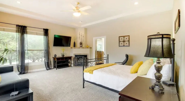 Luxe Lake Travis Vacation Rental w/ Heated Pool, Забронировать Дом для отпуска Лаго-Виста Texas Hill Country
