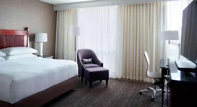 Четырёхместный номер Standard с красивым видом из окна Washington Dulles Airport Marriott