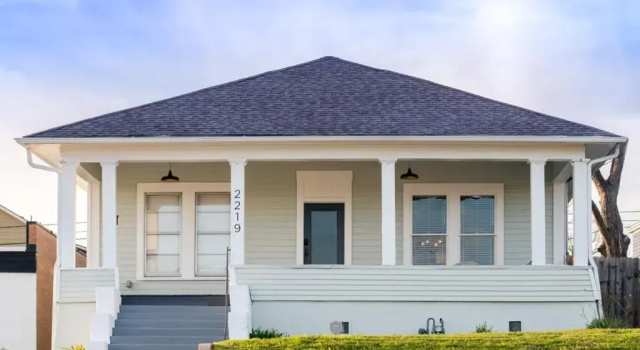 Коттедж Restored 1930s Uptown Bungalow 2 min to Magnolia Silos