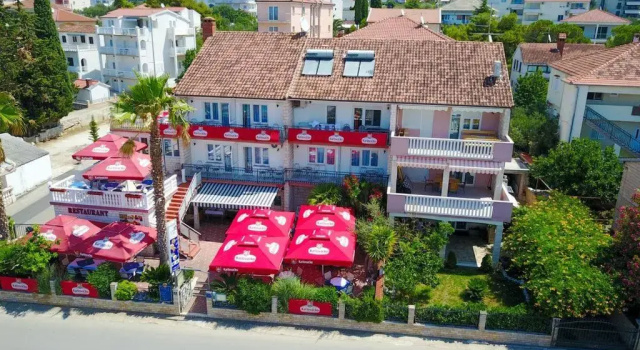 Villa Okruk-10 meters away from the beach, Book Villa Okrug Gornji 
