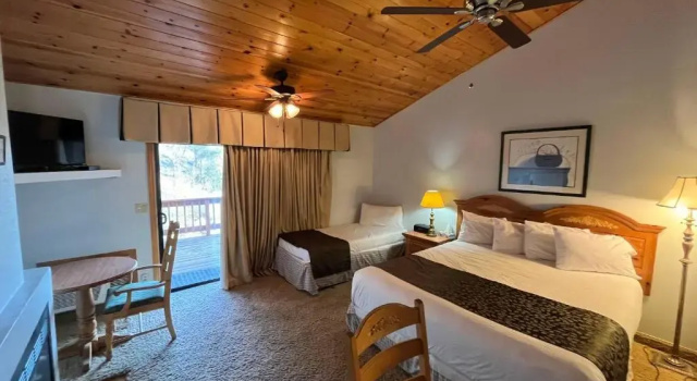 Двухместный номер Standard с видом на горы Whispering Pines Lodge