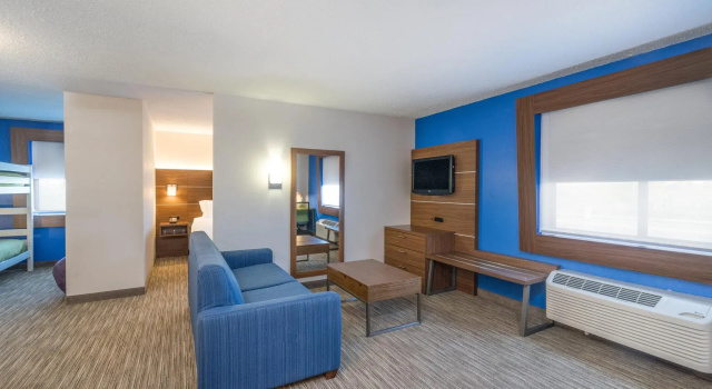 Четырёхместный люкс Holiday Inn Express Hotel Howe / Sturgis by IHG