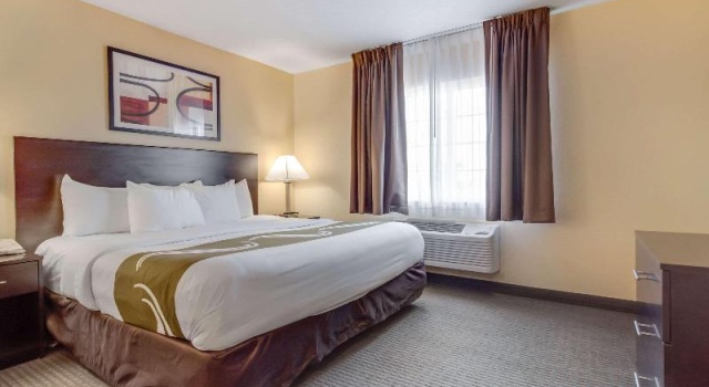 Четырёхместный люкс c 1 комнатой Quality Inn & Suites Lincoln North