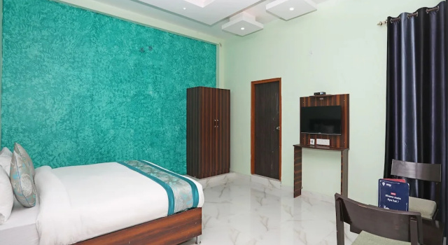 OYO 9967 Hotel Surya, Забронировать Отель Гомти Нагар Лакхнау, рядом с Singapore Mall
