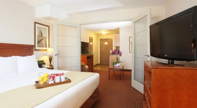 Люкс Deluxe Stonebridge Hotel Dawson Creek