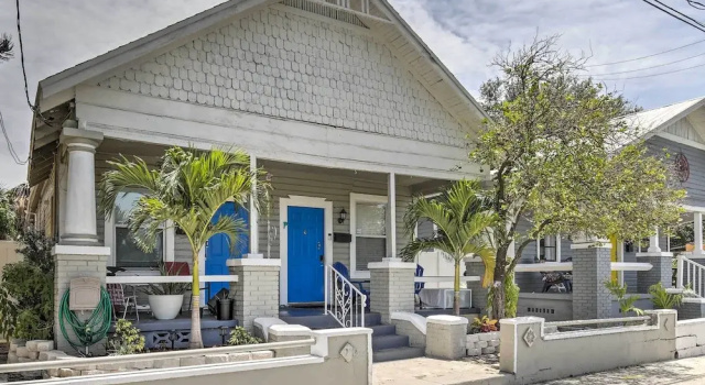 Коттедж с 2 комнатами с балконом Updated Ybor City House w/ Fenced Yard