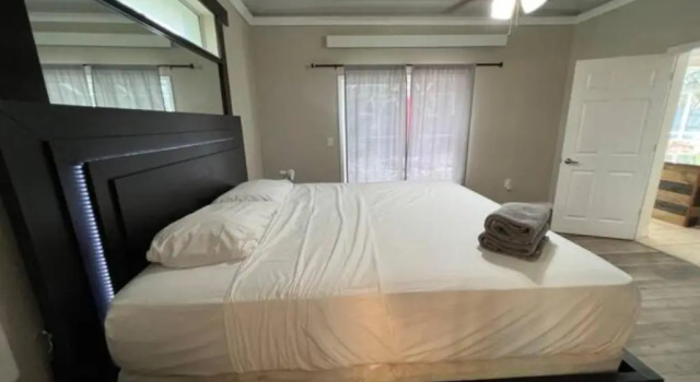 Коттедж с 5 комнатами Palm Paradise with Heated Saltwater Pool - 10 min to the Beach