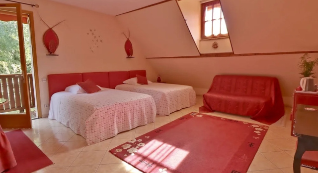 Трёхместный номер Comfort с балконом Le Pas de LAne Chambres dhôtes