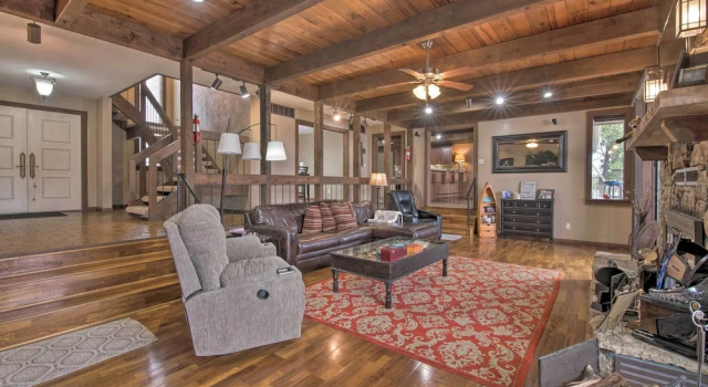 Inviting Home w/ Pool & Hot Tub on Table Rock Lake, Забронировать Дом для отпуска Кони-Айленд США