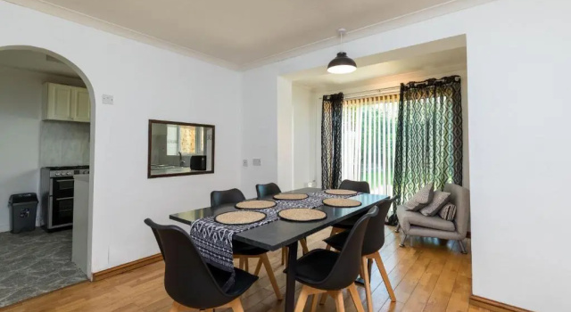 Findon House Spacious 3 bedroom, contractor, relocations friendly,10mins from GATWICK Airport, free parking, WIFI, garden, CRAWLEY, Забронировать Отель Гатвик 