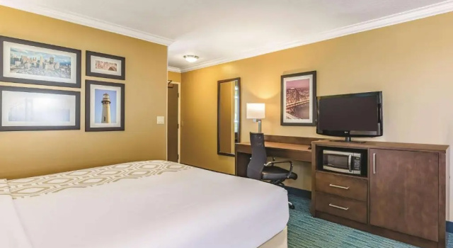Номер Standard La Quinta Wyndham SF Airport West Millbrae-Presidents Award Winner-FREE ARPRT SHTL