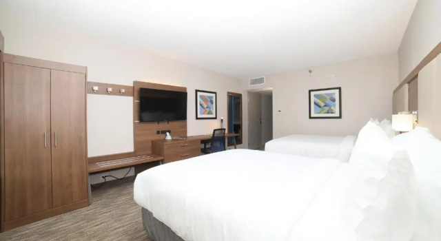 Четырёхместный номер Standard Holiday Inn Express Naperville by IHG