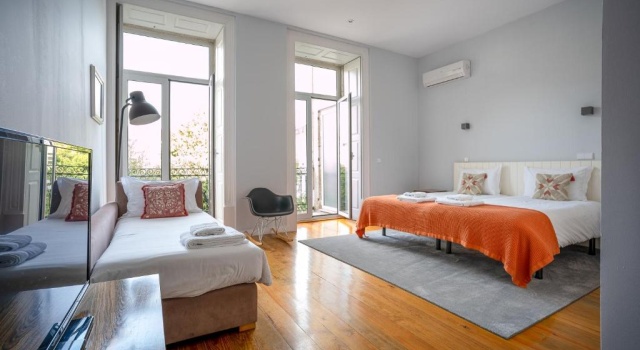 Студия с балконом и с видом на сад Oporto Trendy Apartments