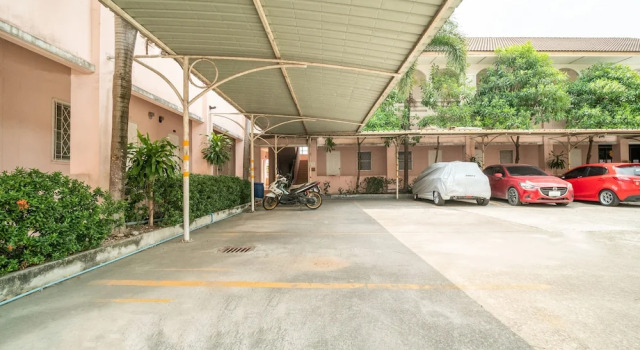 OYO 678 9's Born, Rezervasyon Otel Nikhom Phatthana Tayland