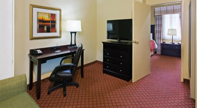 Четырёхместный люкс c 1 комнатой Country Inn & Suites by Radisson, Oklahoma City at Northwest Expressway, OK