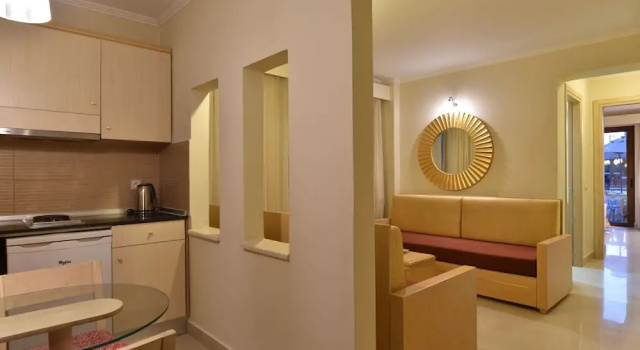 Апартаменты с красивым видом из окна Okeanis Golden Resort