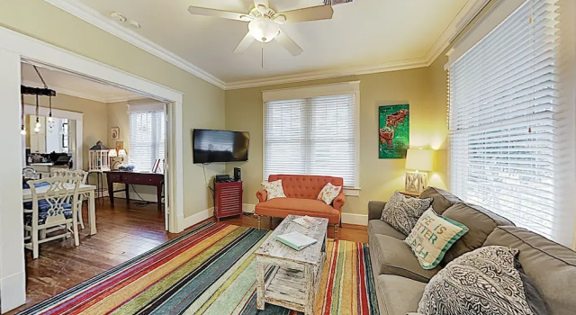 New Listing! Renovated - Walk To Beach 4 Bedroom Home, Book Feriehus Houston hoteller med parkering, Parkering